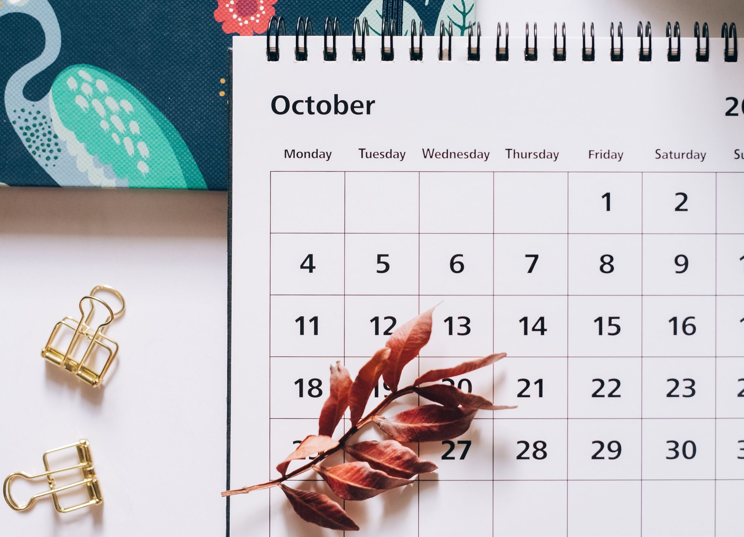 Calendar illustrating last-minute luxury travel booking trends